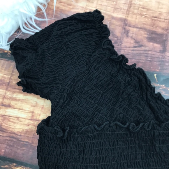 << Black Scrunchy Criss Cross Crop Top >> - Picture 5 of 7